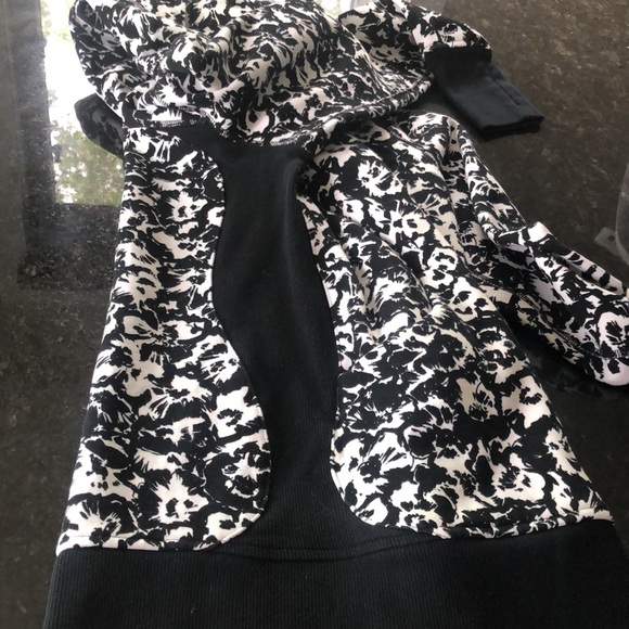 Lululemon zip up like new! - Picture 5 of 10